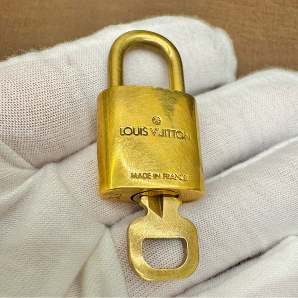 ✨🔐#312 LV Padlock with 1 key | Gold Solid Brass Authentic✨ - Picture 10 of 17
